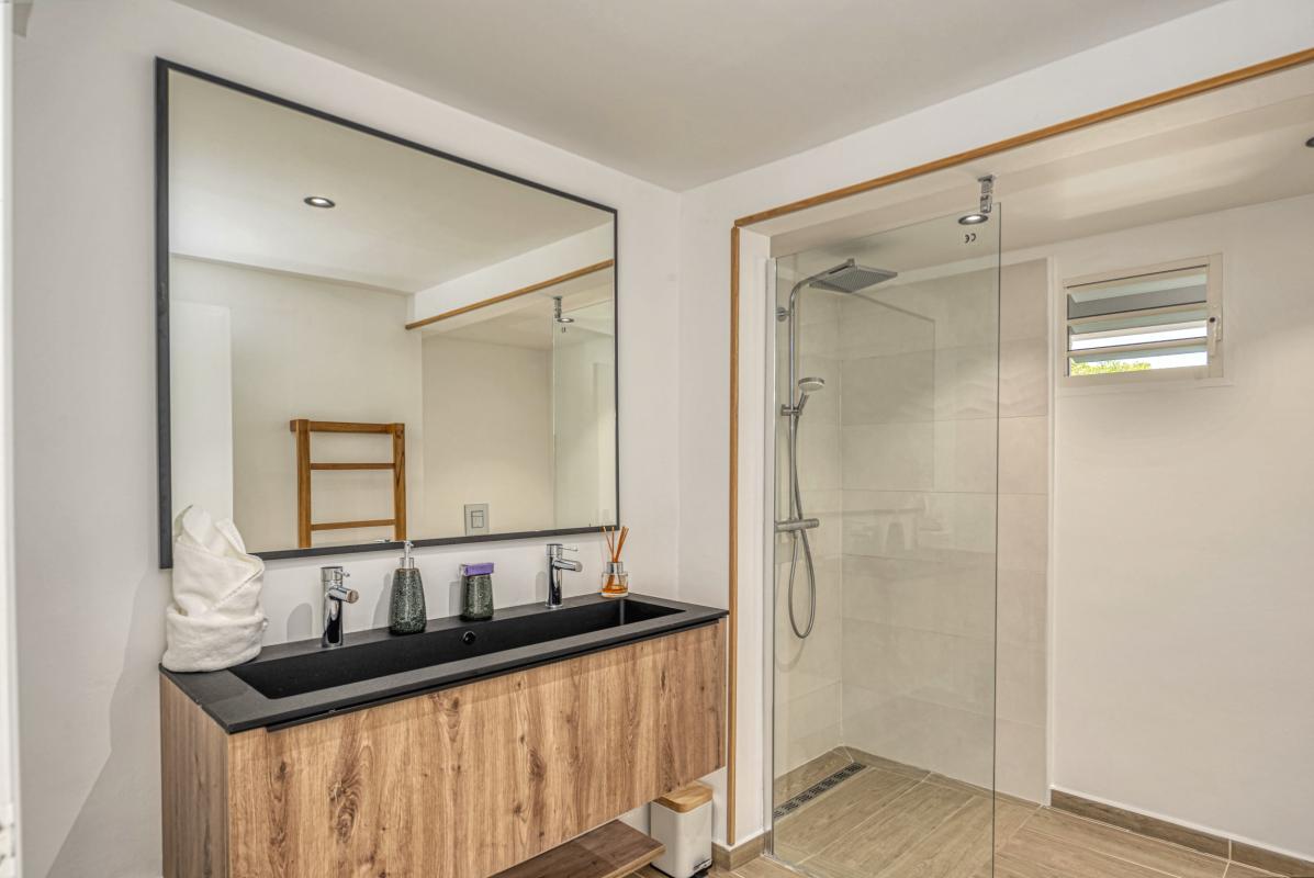 6.Location villa 5 chambres piscine vue mer Le Gosier Guadeloupe_Salle de douche commune